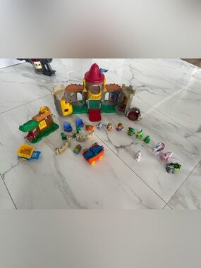 Fisher-Price Little People knights Castle Playset - Red, Yellow, Green, Blue